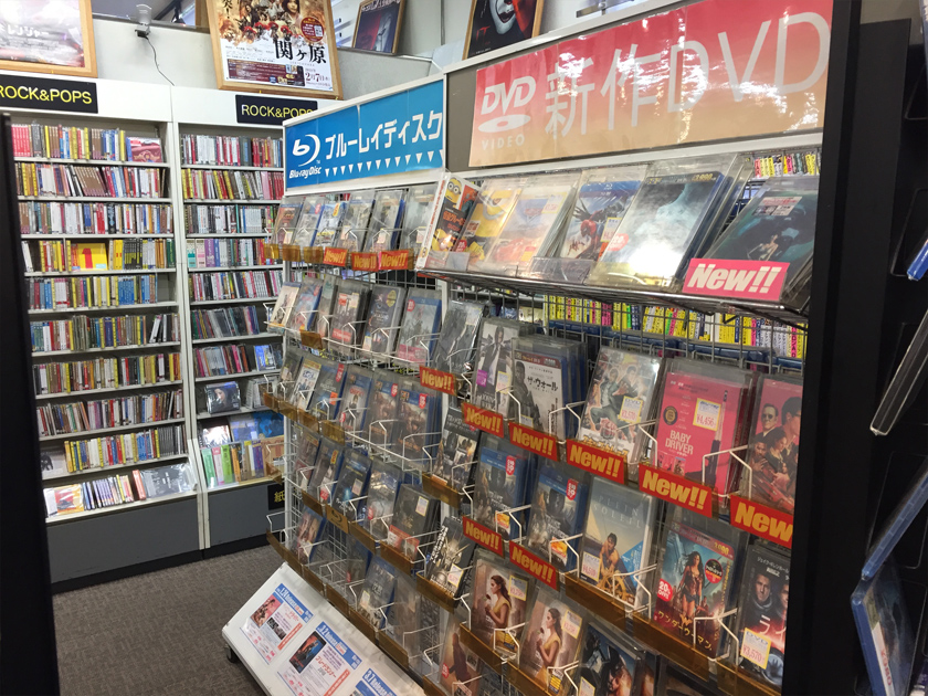 新作映画DVD/Blu-rayコーナー(店内奥)